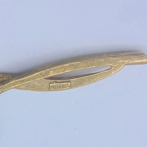 Vintage Gold Toned Triple Leaf Design Signed Trifari TM Brooch /Pin. 4” Long - Picture 3 of 5